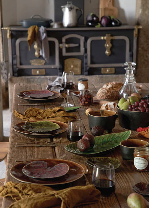 Mediterranean-inspired 
stoneware for elegant 
everyday dining.